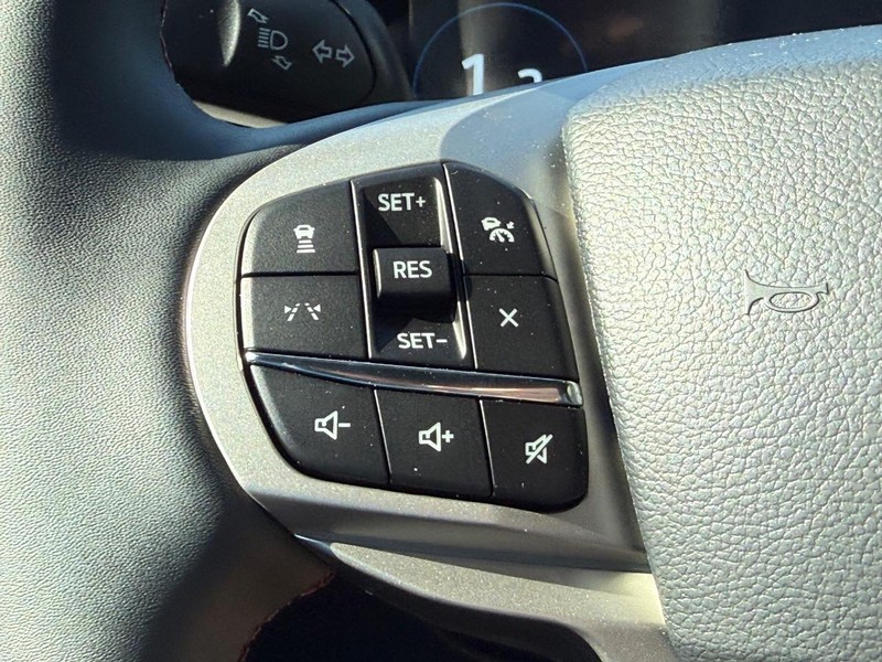 Ford Explorer Vehicle Full-screen Gallery Image 8