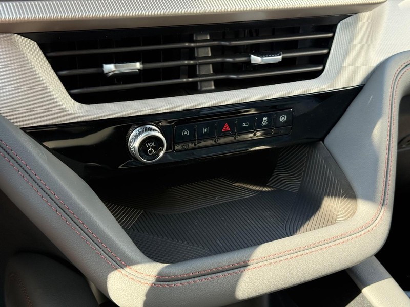 Ford Explorer Vehicle Full-screen Gallery Image 13