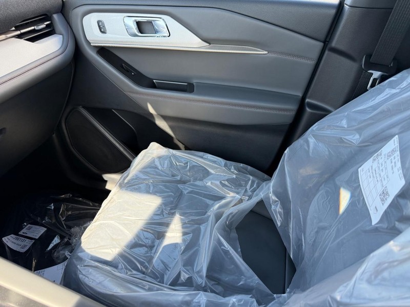 Ford Explorer Vehicle Full-screen Gallery Image 14