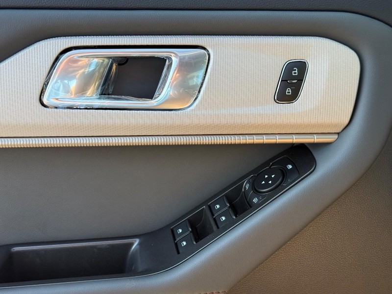 Ford Explorer Vehicle Full-screen Gallery Image 16