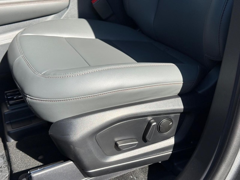 Ford Explorer Vehicle Full-screen Gallery Image 17