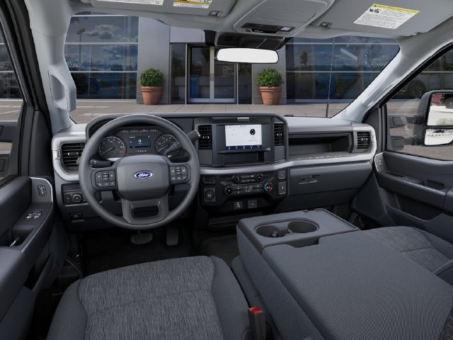 Ford Super Duty F-250 SRW Vehicle Full-screen Gallery Image 9