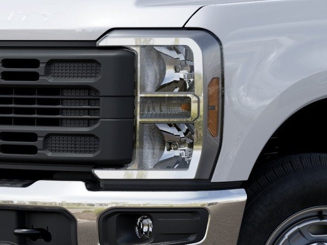 Ford Super Duty F-250 SRW Vehicle Full-screen Gallery Image 18