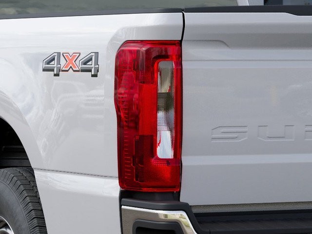 Ford Super Duty F-250 SRW Vehicle Full-screen Gallery Image 21