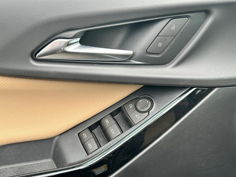 Chevrolet Equinox Vehicle Full-screen Gallery Image 16