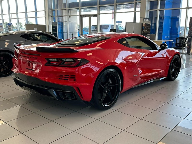 Chevrolet Corvette Vehicle Full-screen Gallery Image 2