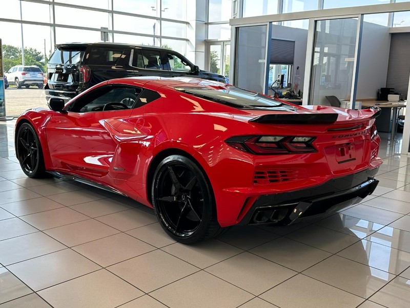 Chevrolet Corvette Vehicle Full-screen Gallery Image 3