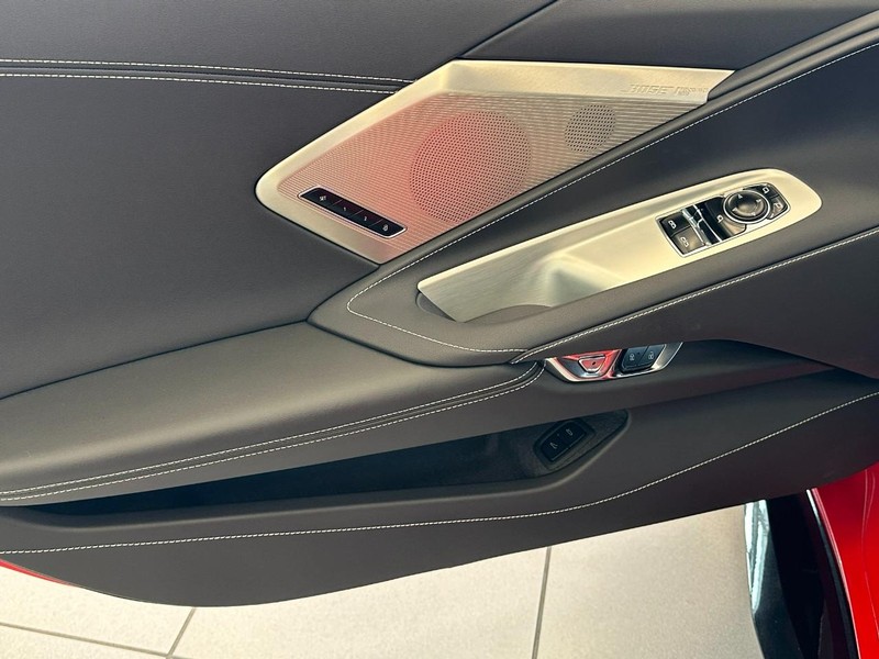 Chevrolet Corvette Vehicle Full-screen Gallery Image 9