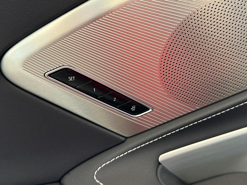 Chevrolet Corvette Vehicle Full-screen Gallery Image 10