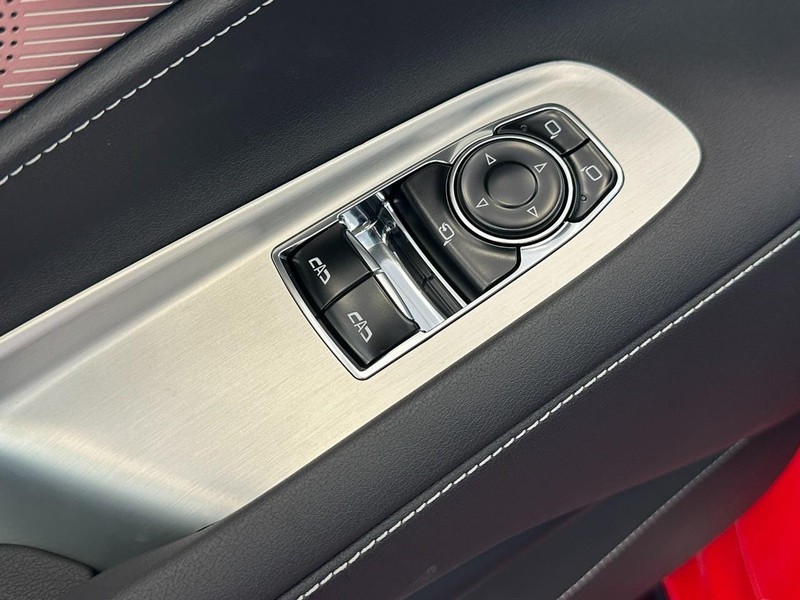 Chevrolet Corvette Vehicle Full-screen Gallery Image 12