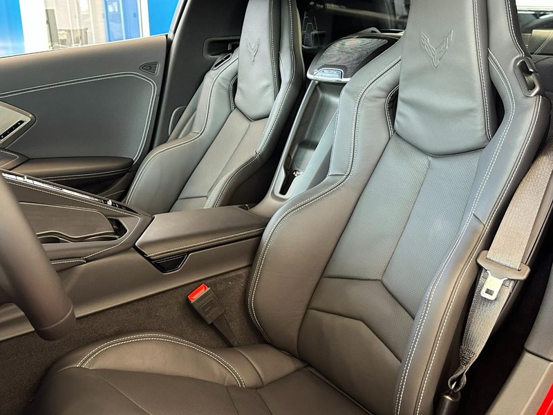 Chevrolet Corvette Vehicle Full-screen Gallery Image 13