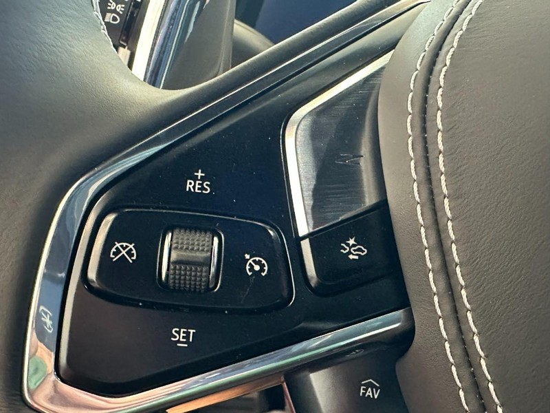 Chevrolet Corvette Vehicle Full-screen Gallery Image 14