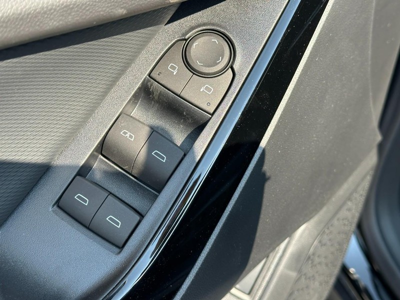 Chevrolet Equinox Vehicle Full-screen Gallery Image 9