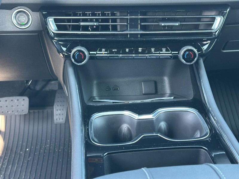 Chevrolet Traverse Vehicle Full-screen Gallery Image 8