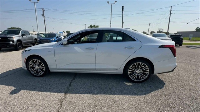 Cadillac CT4 Vehicle Full-screen Gallery Image 5