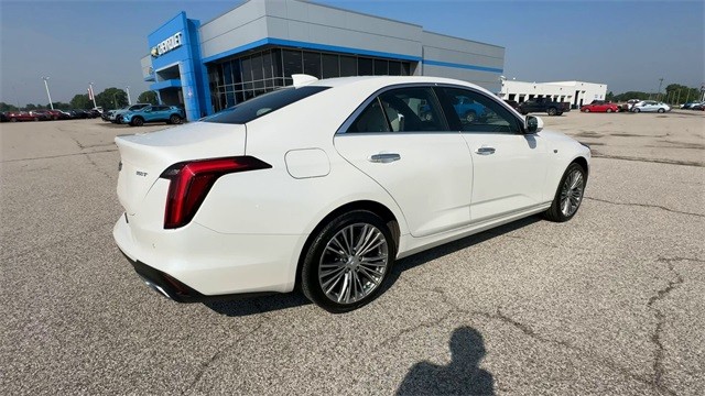 Cadillac CT4 Vehicle Full-screen Gallery Image 8