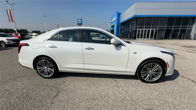 Cadillac CT4 Vehicle Full-screen Gallery Image 9