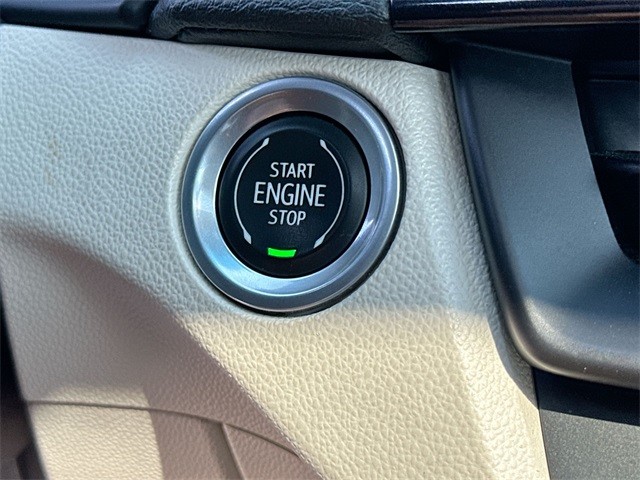 Cadillac CT4 Vehicle Full-screen Gallery Image 16