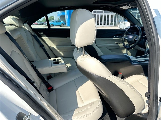 Cadillac CT4 Vehicle Full-screen Gallery Image 26