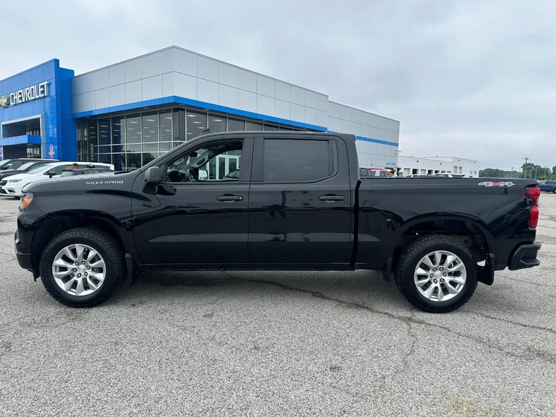 Chevrolet Silverado 1500 Vehicle Full-screen Gallery Image 2