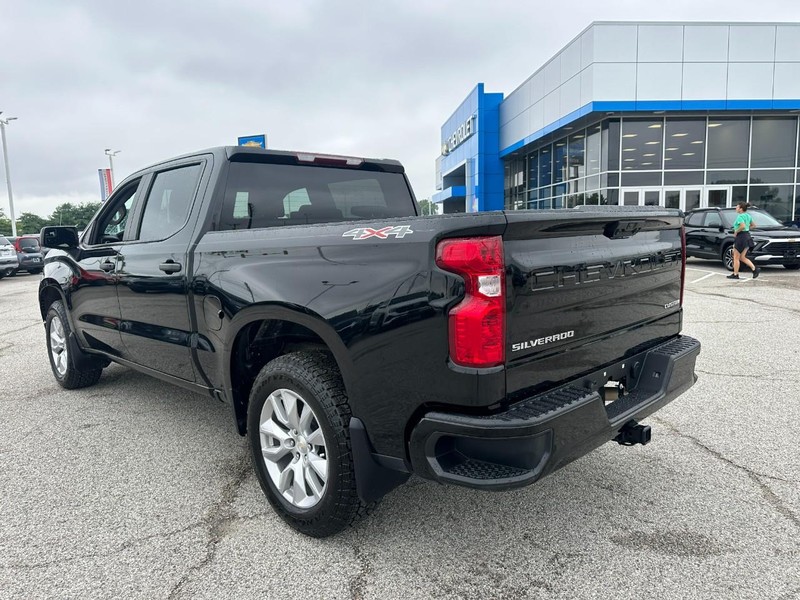 Chevrolet Silverado 1500 Vehicle Full-screen Gallery Image 3