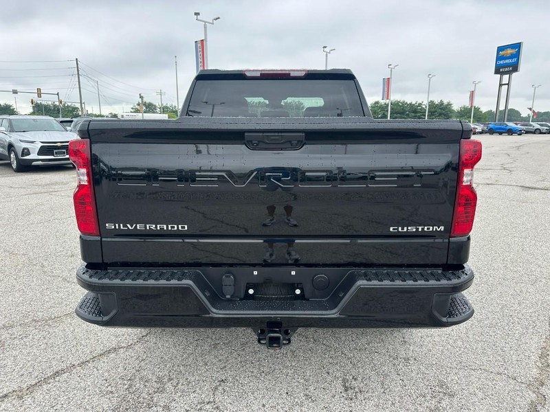 Chevrolet Silverado 1500 Vehicle Full-screen Gallery Image 4