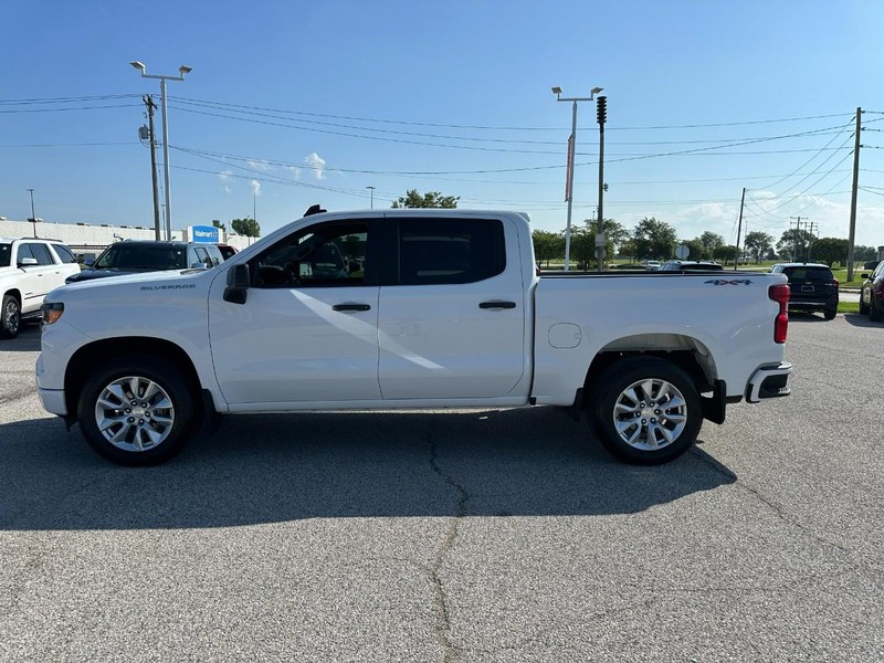 Chevrolet Silverado 1500 Vehicle Full-screen Gallery Image 2