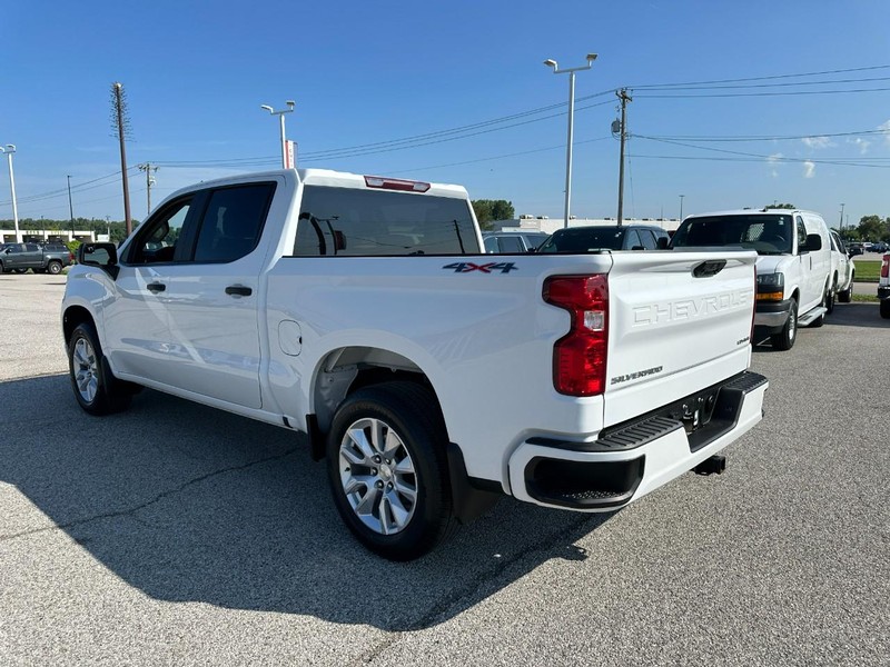 Chevrolet Silverado 1500 Vehicle Full-screen Gallery Image 3