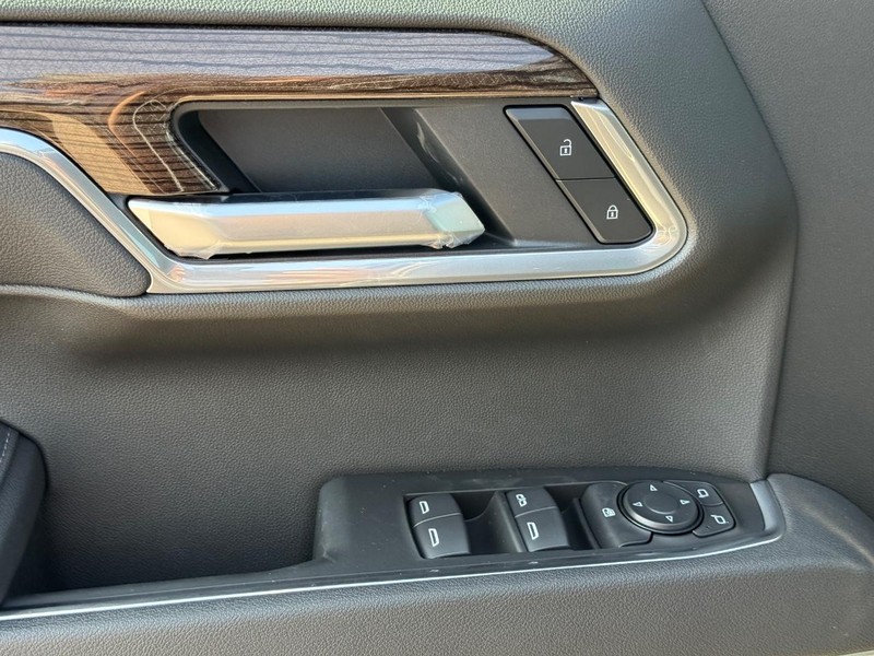 Chevrolet Silverado 1500 Vehicle Full-screen Gallery Image 16