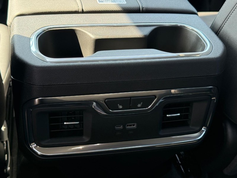 Chevrolet Silverado 1500 Vehicle Full-screen Gallery Image 7