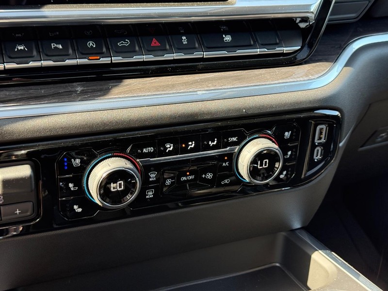 Chevrolet Silverado 1500 Vehicle Full-screen Gallery Image 15