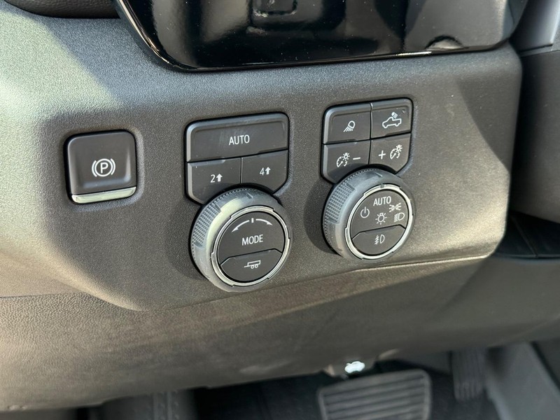 Chevrolet Silverado 1500 Vehicle Full-screen Gallery Image 18