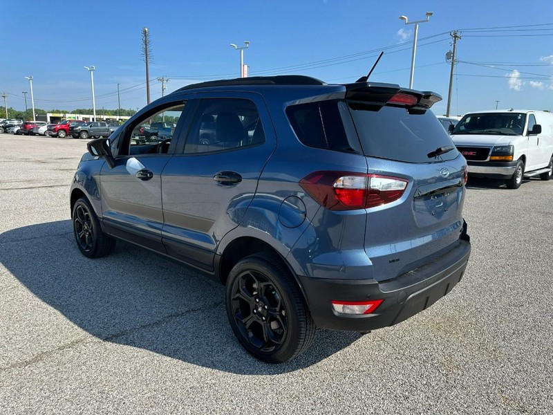 Ford EcoSport Vehicle Full-screen Gallery Image 3