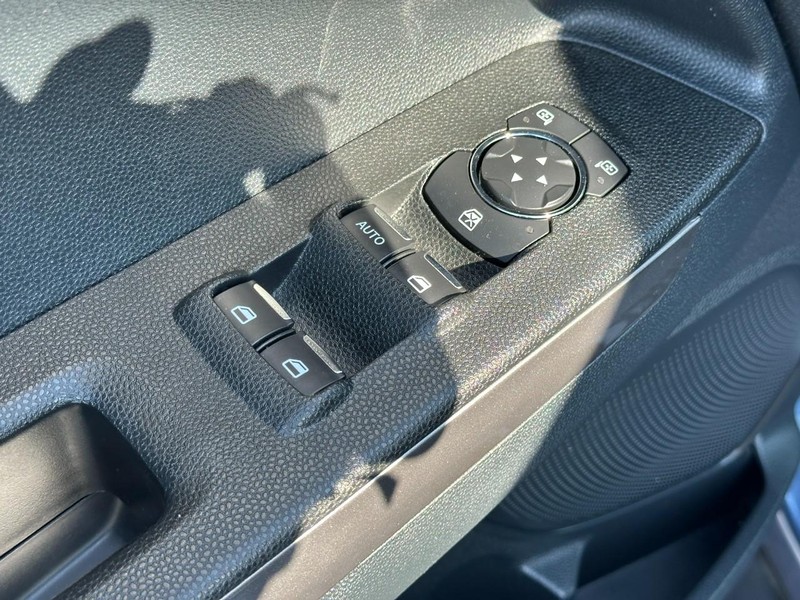 Ford EcoSport Vehicle Full-screen Gallery Image 17