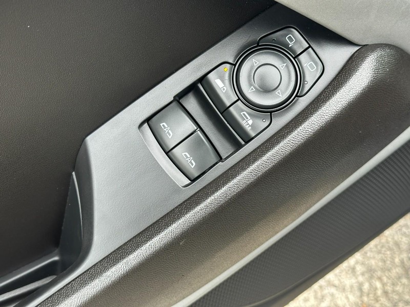 Chevrolet Camaro Vehicle Full-screen Gallery Image 12