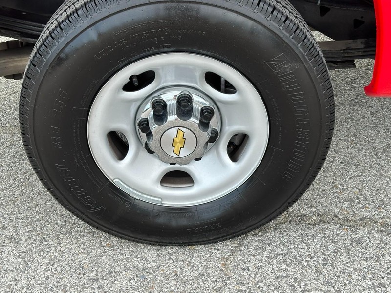 Chevrolet Express Cargo Van Vehicle Full-screen Gallery Image 6