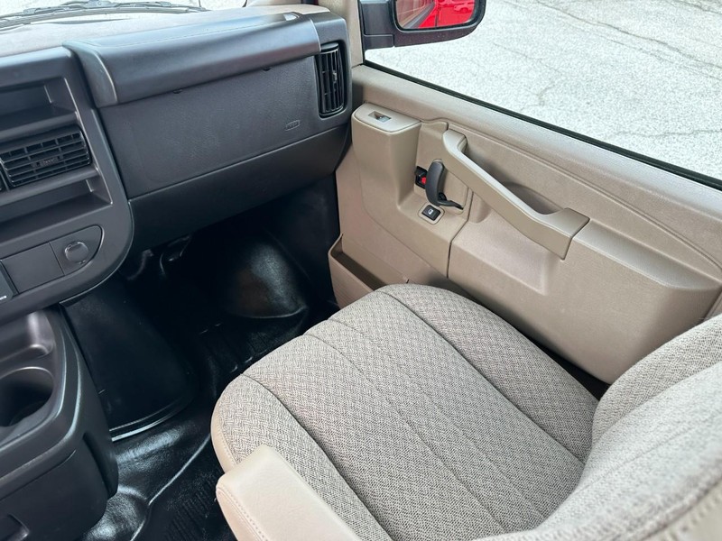 Chevrolet Express Cargo Van Vehicle Full-screen Gallery Image 15