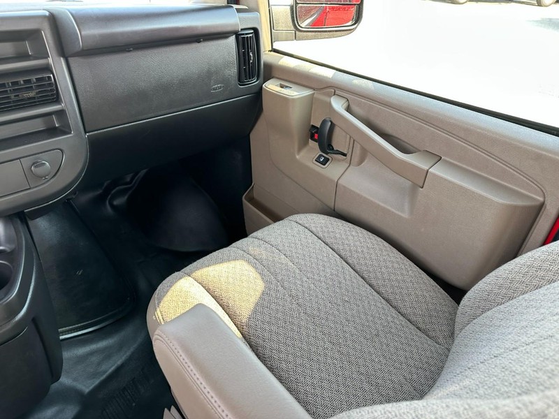 Chevrolet Express Cargo Van Vehicle Full-screen Gallery Image 14