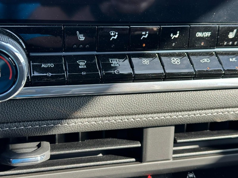 Chevrolet Colorado Vehicle Full-screen Gallery Image 14