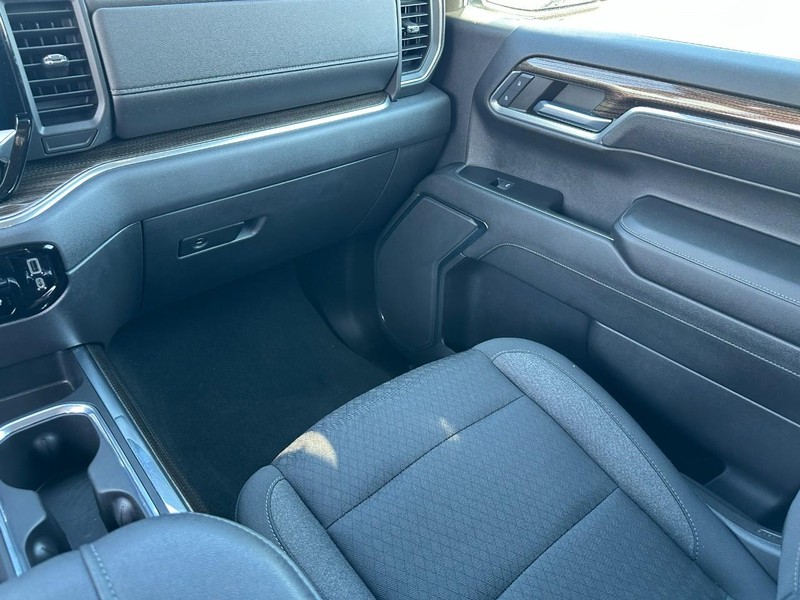 Chevrolet Silverado 1500 Vehicle Full-screen Gallery Image 15