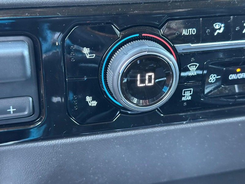 Chevrolet Silverado 1500 Vehicle Full-screen Gallery Image 21