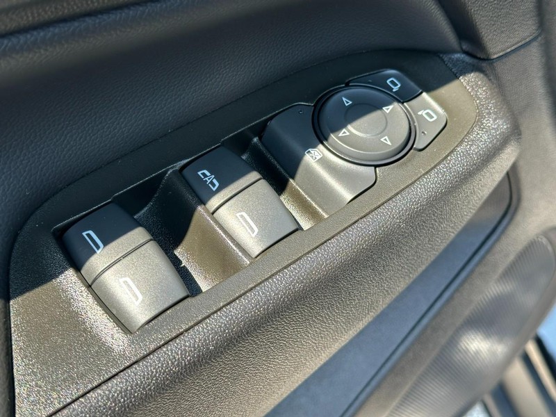 Chevrolet Equinox Vehicle Full-screen Gallery Image 16