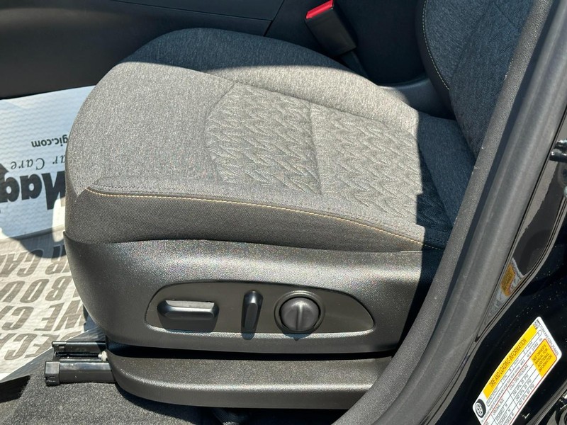 Chevrolet Equinox Vehicle Full-screen Gallery Image 17