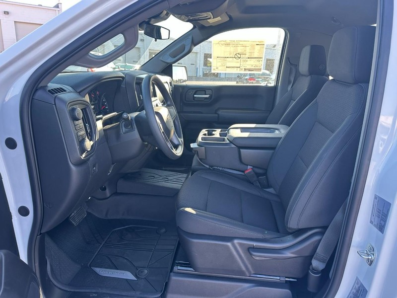 Chevrolet Silverado 1500 Vehicle Full-screen Gallery Image 4