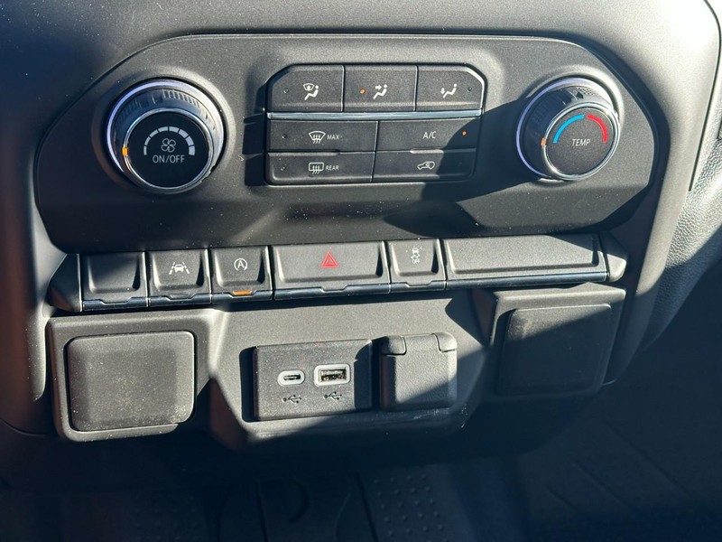 Chevrolet Silverado 1500 Vehicle Full-screen Gallery Image 11