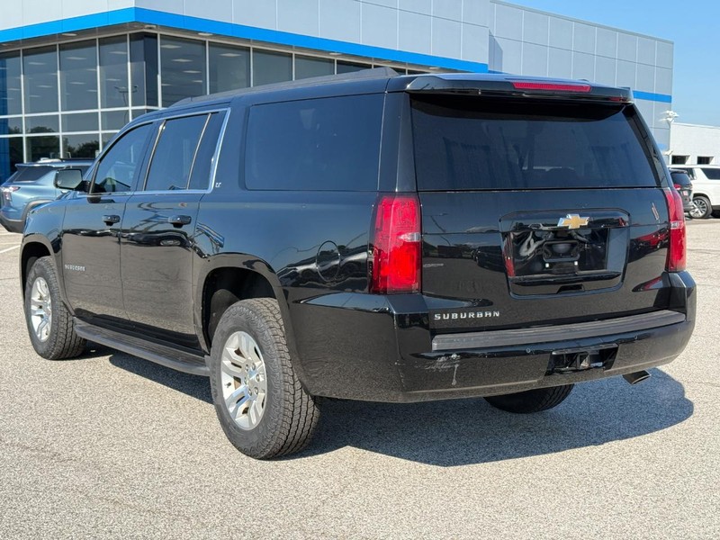 Chevrolet Suburban Vehicle Full-screen Gallery Image 3