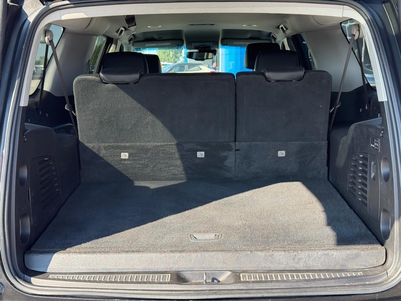 Chevrolet Suburban Vehicle Full-screen Gallery Image 6