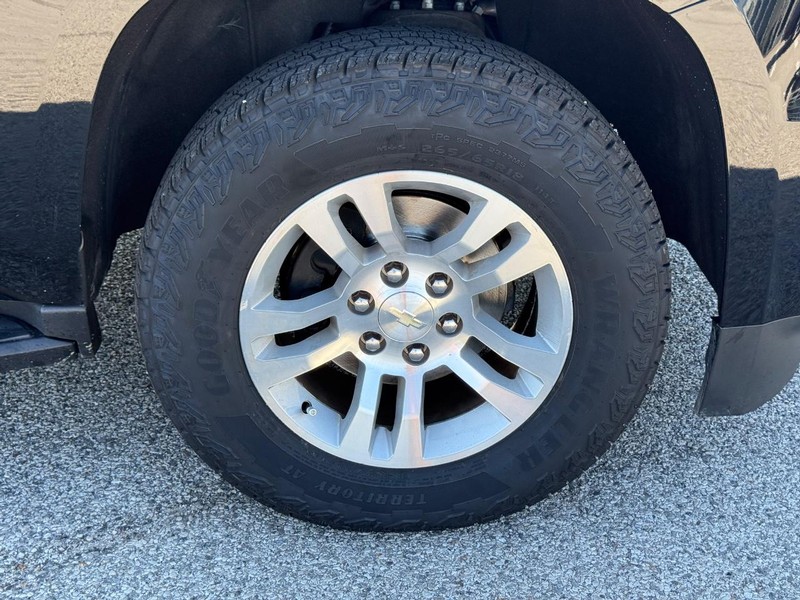 Chevrolet Suburban Vehicle Full-screen Gallery Image 7