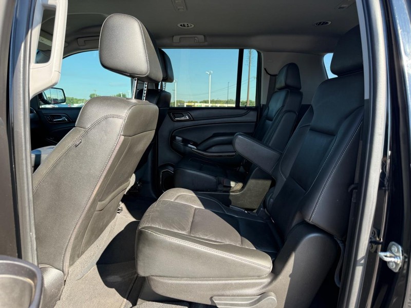 Chevrolet Suburban Vehicle Full-screen Gallery Image 11