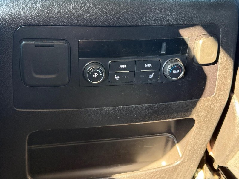 Chevrolet Suburban Vehicle Full-screen Gallery Image 12